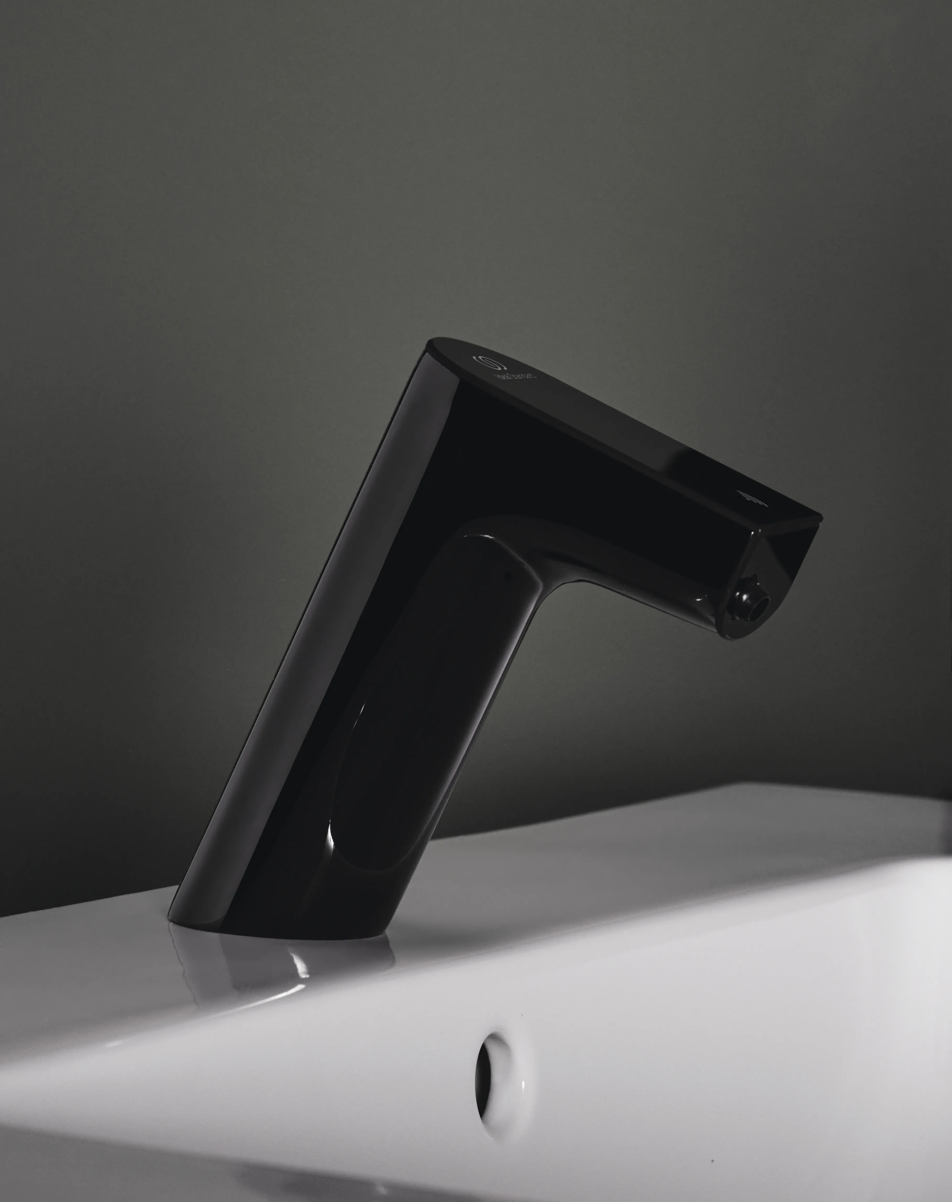 Sensor-Waschtischarmatur Intelliflow Netzbetrieb Ausladung 126mm Chrom Sensor-Waschtischarmatur Intelliflow Netzbetrieb Ausladung 126mm Chrom