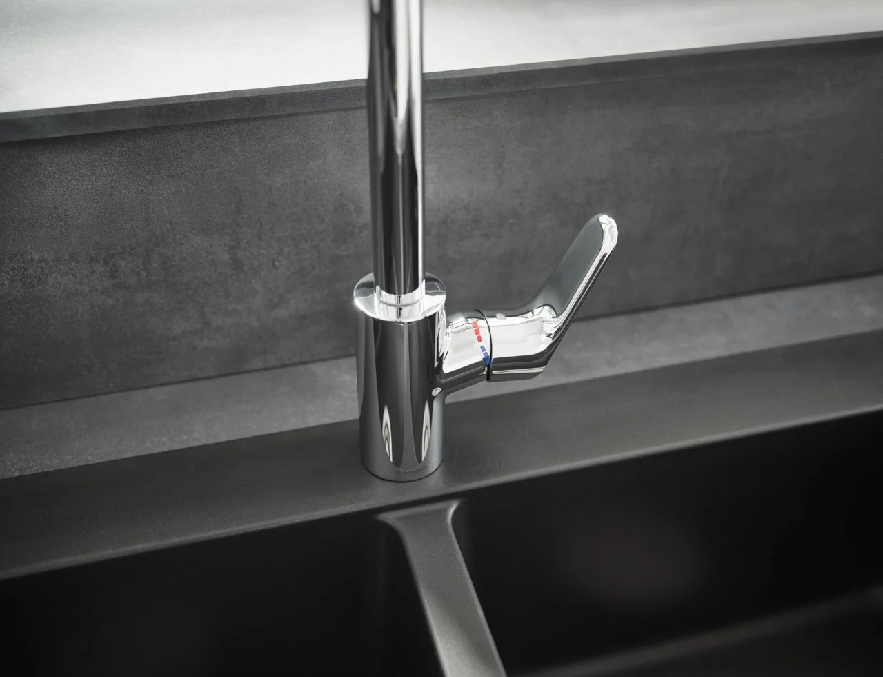 Hansgrohe Focus M41 Eco Einhebel-Küchenmischer mit Ausziehbrause 2jet in Chrom, ComfortZone 240, Schwenkbereich einstellbar auf 110° oder 150°, Laminarstrahl und Brausestrahl arretierbar, MagFit magnetische Brausehalterung, Quick-Connect Schlauch, max. D