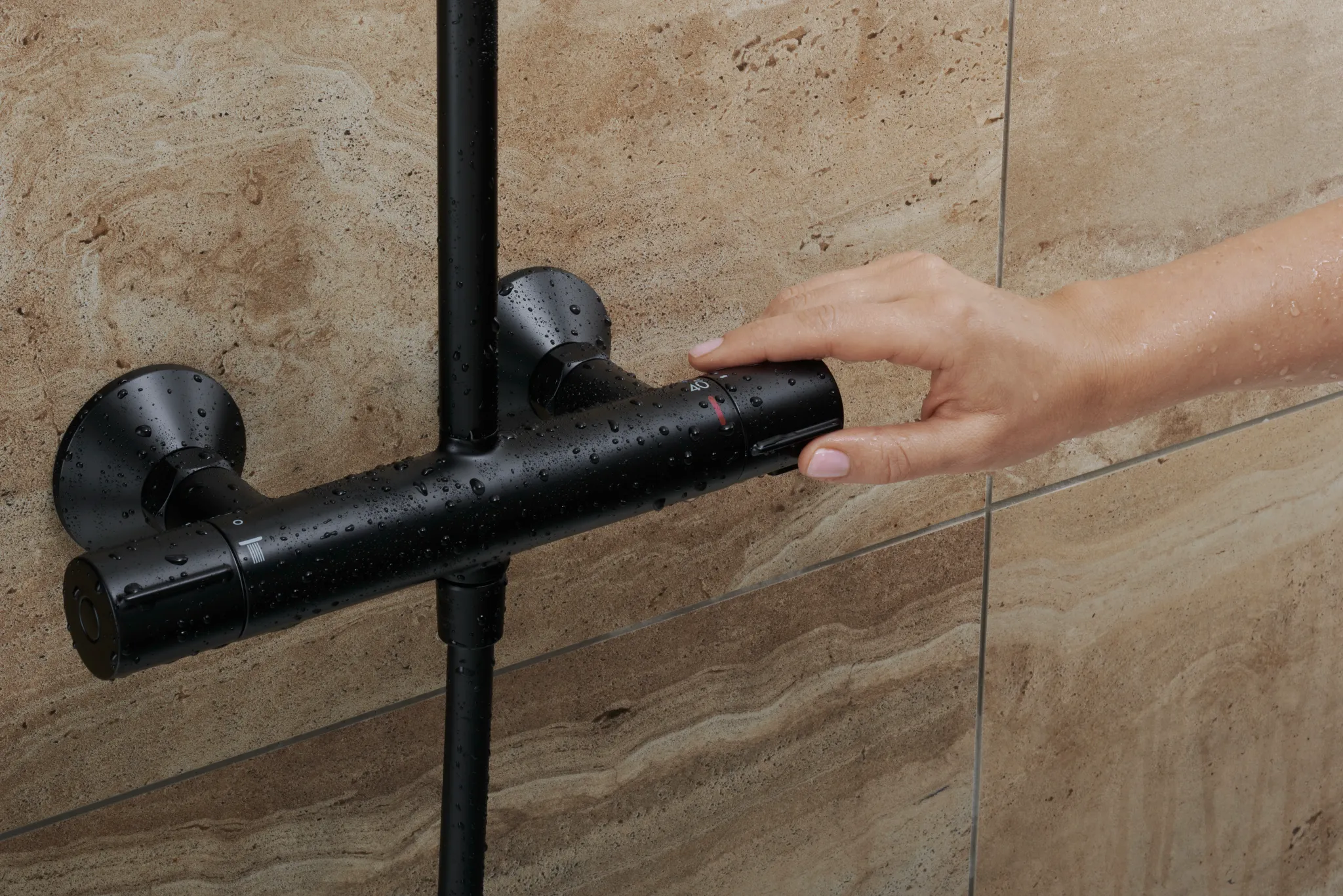 Hansgrohe Vernis Blend Showerpipe 240 1jet mit Thermostat, mattschwarz, 240 mm Brausekopfgröße, 426 mm Brausearmlänge, Aufputzinstallation