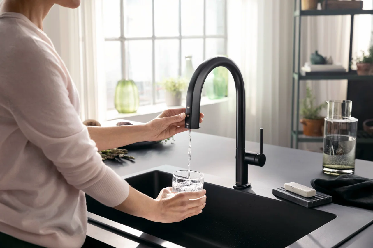 Hansgrohe Aqittura M91 SodaSystem 210 Auszieharm mit Laminarstrahl, Mattschwarz, Hahnlochbohrung 35 mm, max. Auszugslänge 76 cm Hansgrohe Aqittura M91 SodaSystem 210 Auszieharm mit Laminarstrahl, Mattschwarz, Hahnlochbohrung 35 mm, max. Auszugslänge 76 cm
