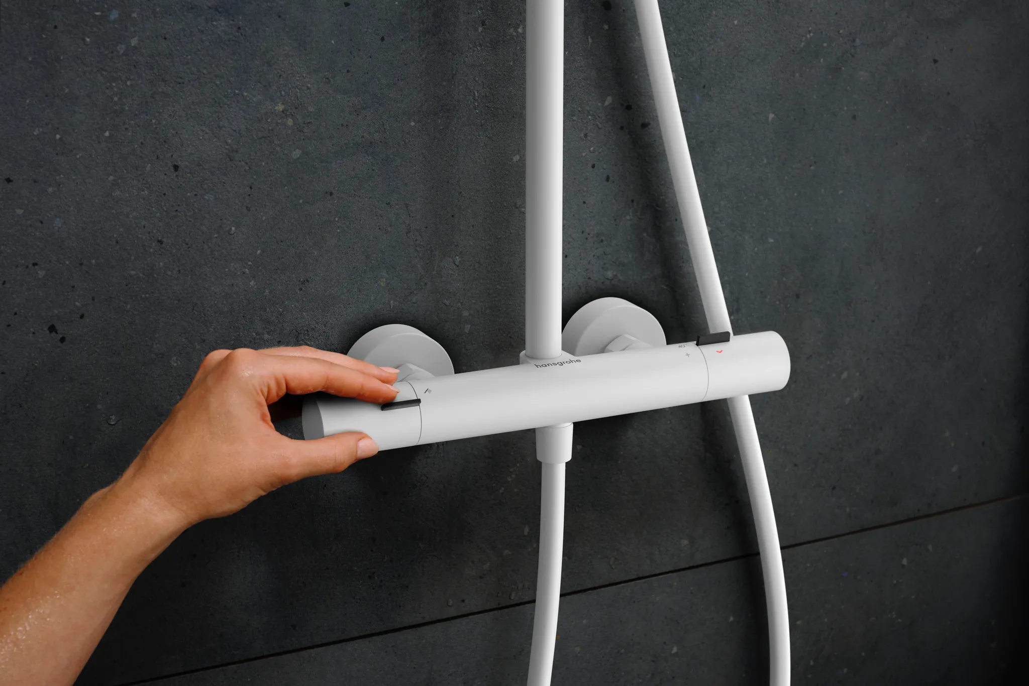 Hansgrohe Pulsify S Puro Showerpipe EcoSmart Aufputz, 1 Strahl, 260 mm Brausekopfgröße, PowderRain Strahlart, graphitfarbene Strahlscheibe, 7 l/min Mindestdurchfluss