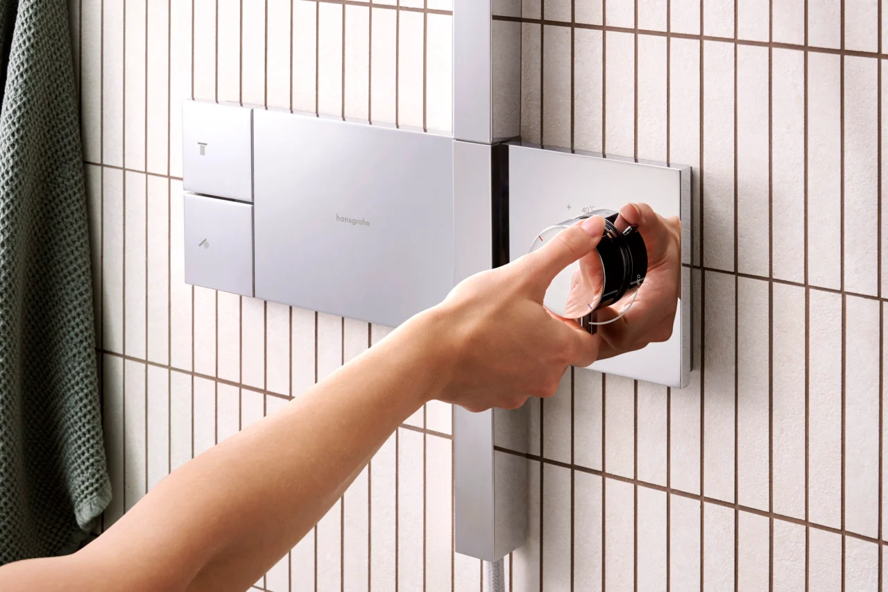 Hansgrohe Showerpipe Raindance Alive S, Chrom, 300 mm Brausekopfgröße, 12 l/min Durchfluss, Aufputzinstallation Hansgrohe Showerpipe Raindance Alive S, Chrom, 300 mm Brausekopfgröße, 12 l/min Durchfluss, Aufputzinstallation