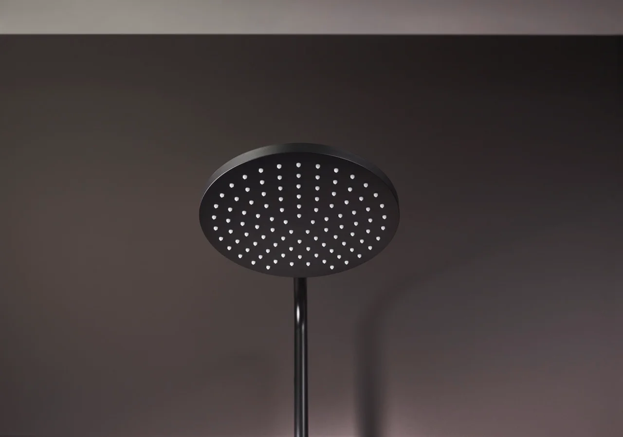 Hansgrohe Vernis Blend Showerpipe 200 1jet mattschwarz, Aufputzinstallation, Brausearmlänge 400 mm, Metaflex-Brauseschlauch 80 cm oder 160 cm