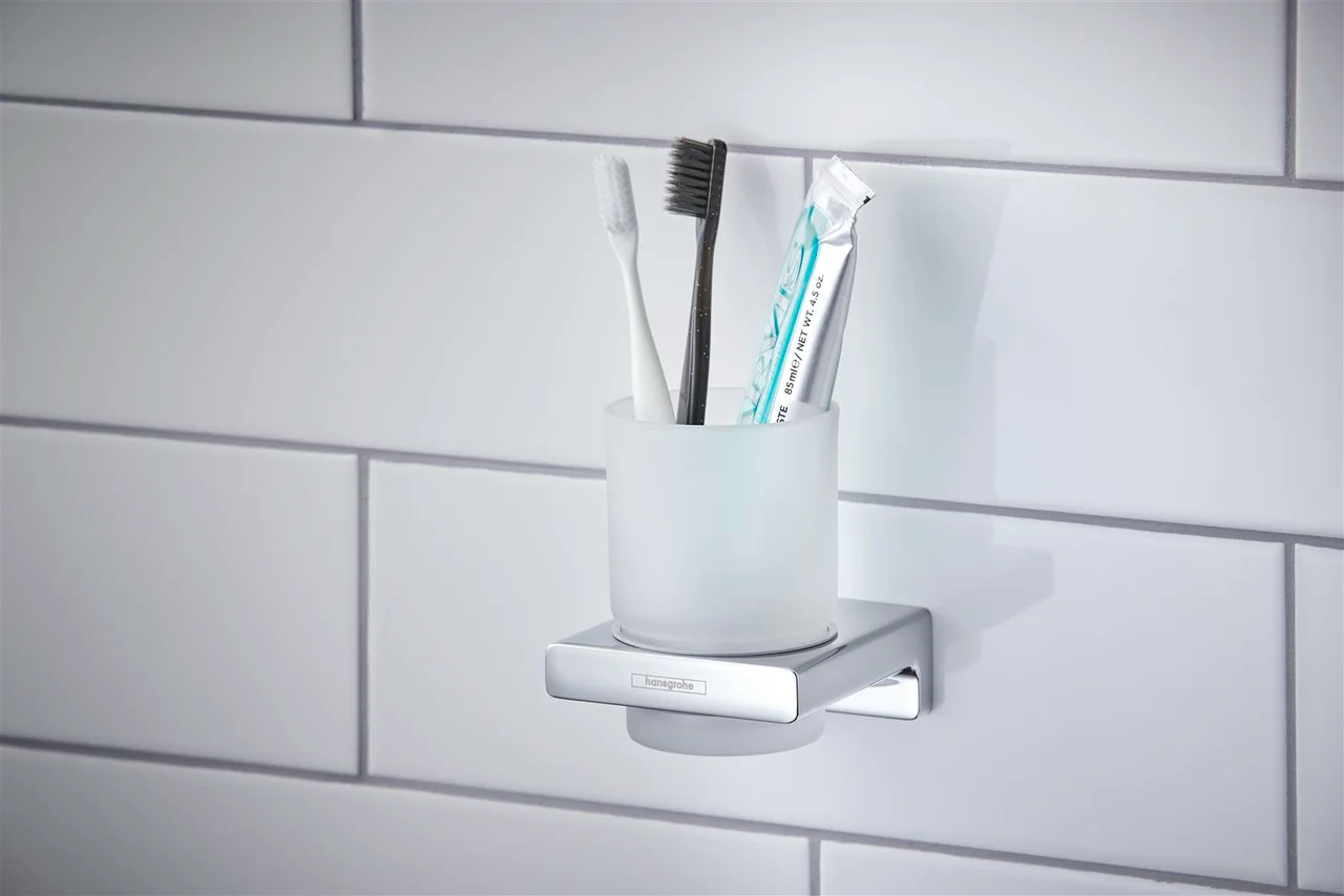Hansgrohe AddStoris Q Zahnputzbecher Chrom, Wandmontage, Metall und Mattglas, Bohrabstand 26 mm, Bohrloch Ø 6 mm Hansgrohe AddStoris Q Zahnputzbecher Chrom, Wandmontage, Metall und Mattglas, Bohrabstand 26 mm, Bohrloch Ø 6 mm