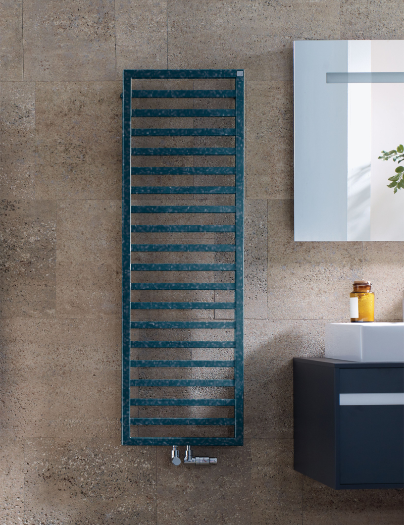 Zehnder Design-Elektroheizkörper „Quaro“ für gemischten Betrieb mit eingebautem Heizstab und 50 mm-Mittelanschluss 45 × 97,1 cm in Blue Night