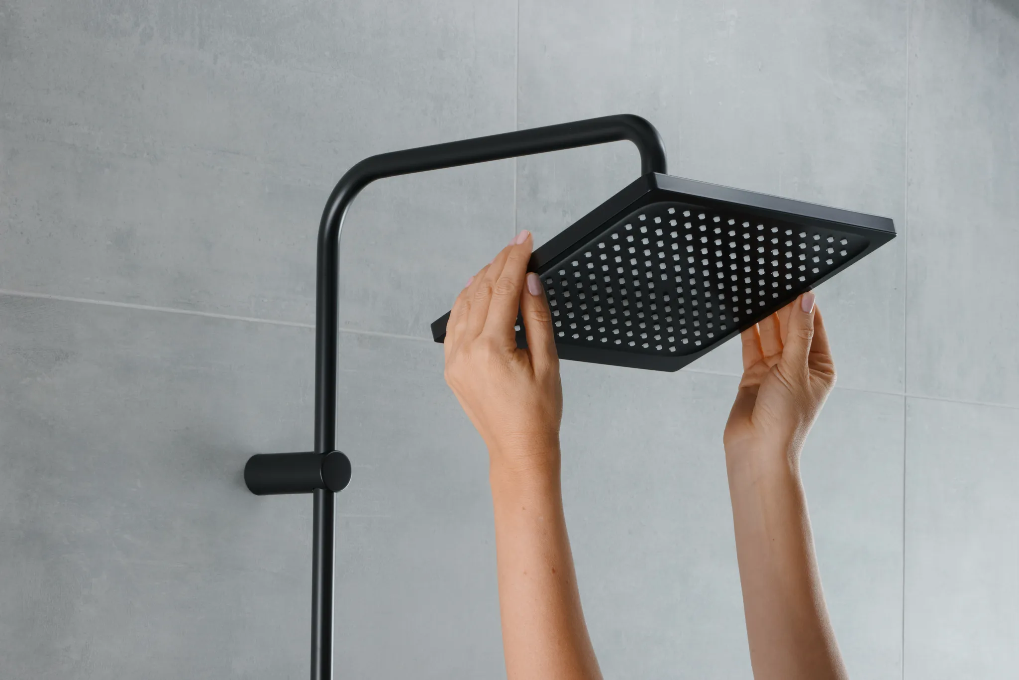 Hansgrohe Vernis Shape Showerpipe 240 1jet mit Wannenthermostat, mattschwarz, 240 x 240 mm Brausekopfgröße, Aufputzinstallation Hansgrohe Vernis Shape Showerpipe 240 1jet mit Wannenthermostat, mattschwarz, 240 x 240 mm Brausekopfgröße, Aufputzinstallation