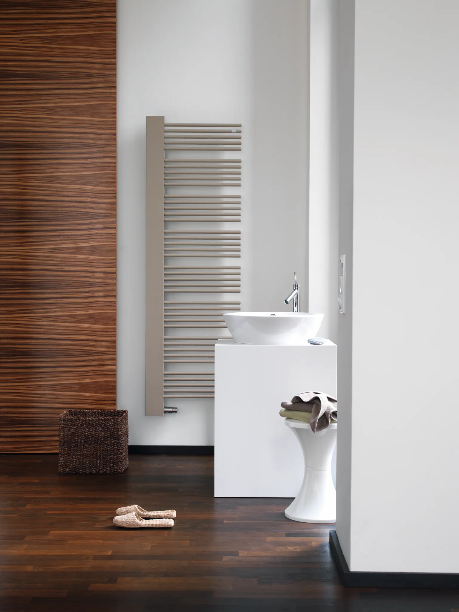 Design-HK Yucca Cover YPL-150-60 1612x55x582 RAL 9016/ Blende chrom Design-HK Yucca Cover YPL-150-60 1612x55x582 RAL 9016/ Blende chrom