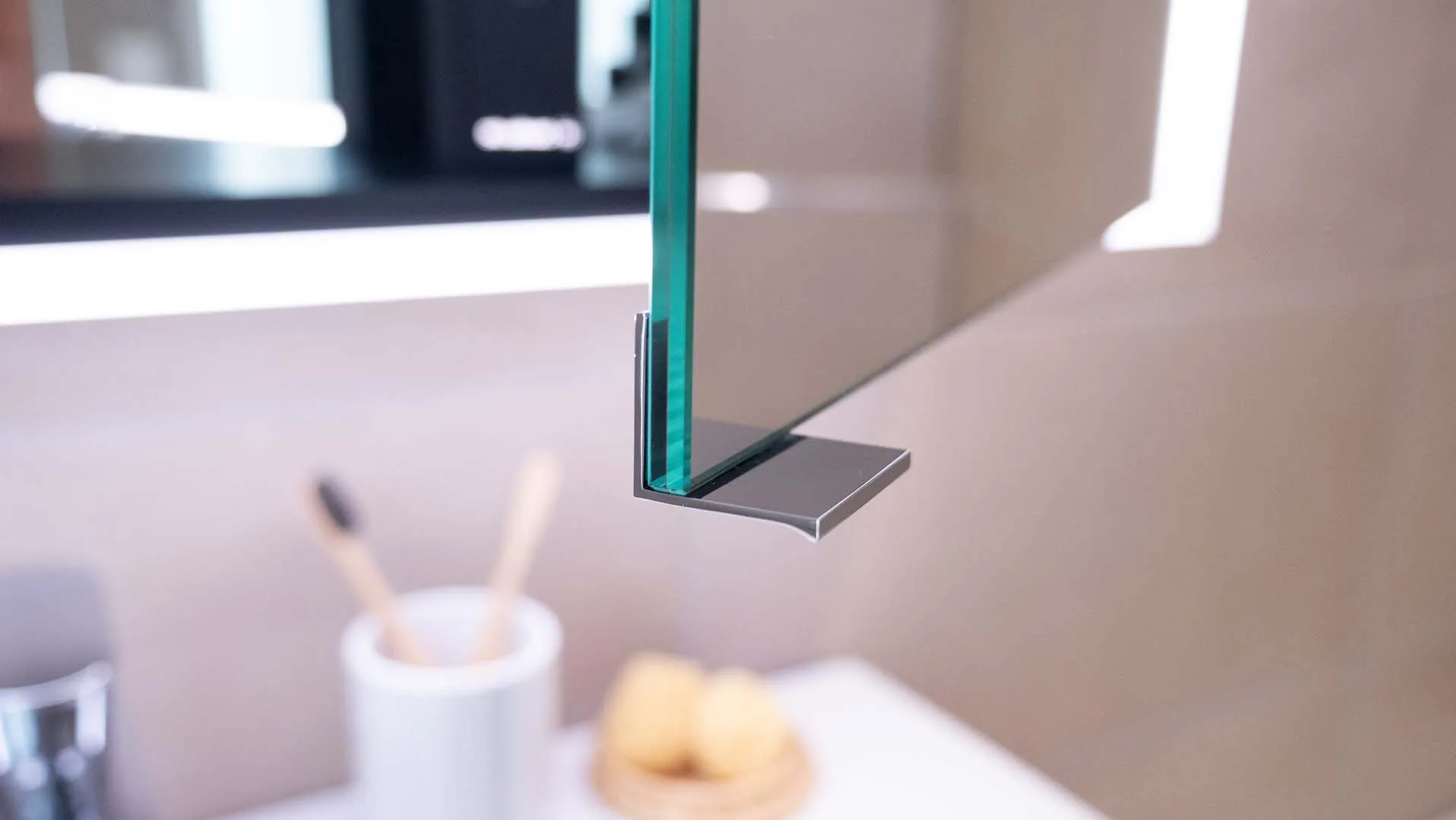 Schneider Spiegelschrank PLU1 50/1/HCL/R – Schwarz Matt mit verspiegelter Rückwand, LED-Beleuchtung (2000–6500 K), Aluminiumkorpus, Auf-/Unterputzmontage Schneider Spiegelschrank PLU1 50/1/HCL/R – Schwarz Matt mit verspiegelter Rückwand, LED-Beleuchtung (2000–6500 K), Aluminiumkorpus, Auf-/Unterputzmontage