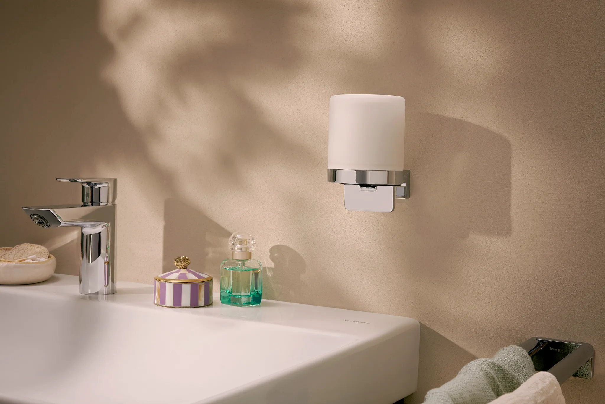 Hansgrohe AddStoris S Lotionspender chrom, Wandmontage, 200 ml Füllmenge, 1 ml Dosiermenge, mit Befestigungsmaterial, verdeckte Befestigung, Bohrabstand 26 mm, Bohrloch-Durchmesser 6 mm