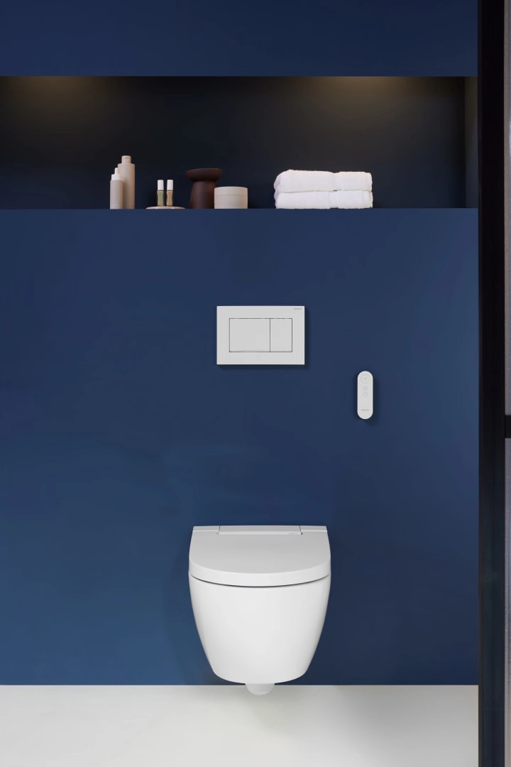 Geberit Wand-Dusch-WC Komplettanlage AquaClean „Alba“ 600 × 484 × 400 mm in weiß alpin, Befestigung sichtbar, ohne Spülrand