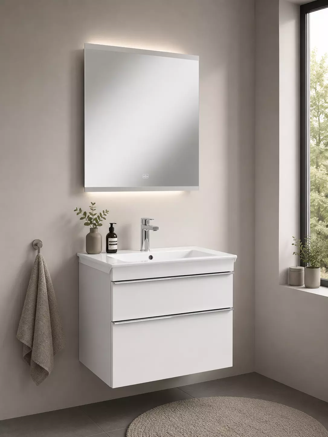 Möbelset aus Venticello Waschtisch, Unterschrank in Glossy White und Spiegel mit Beleuchtung Möbelset aus Venticello Waschtisch, Unterschrank in Glossy White und Spiegel mit Beleuchtung