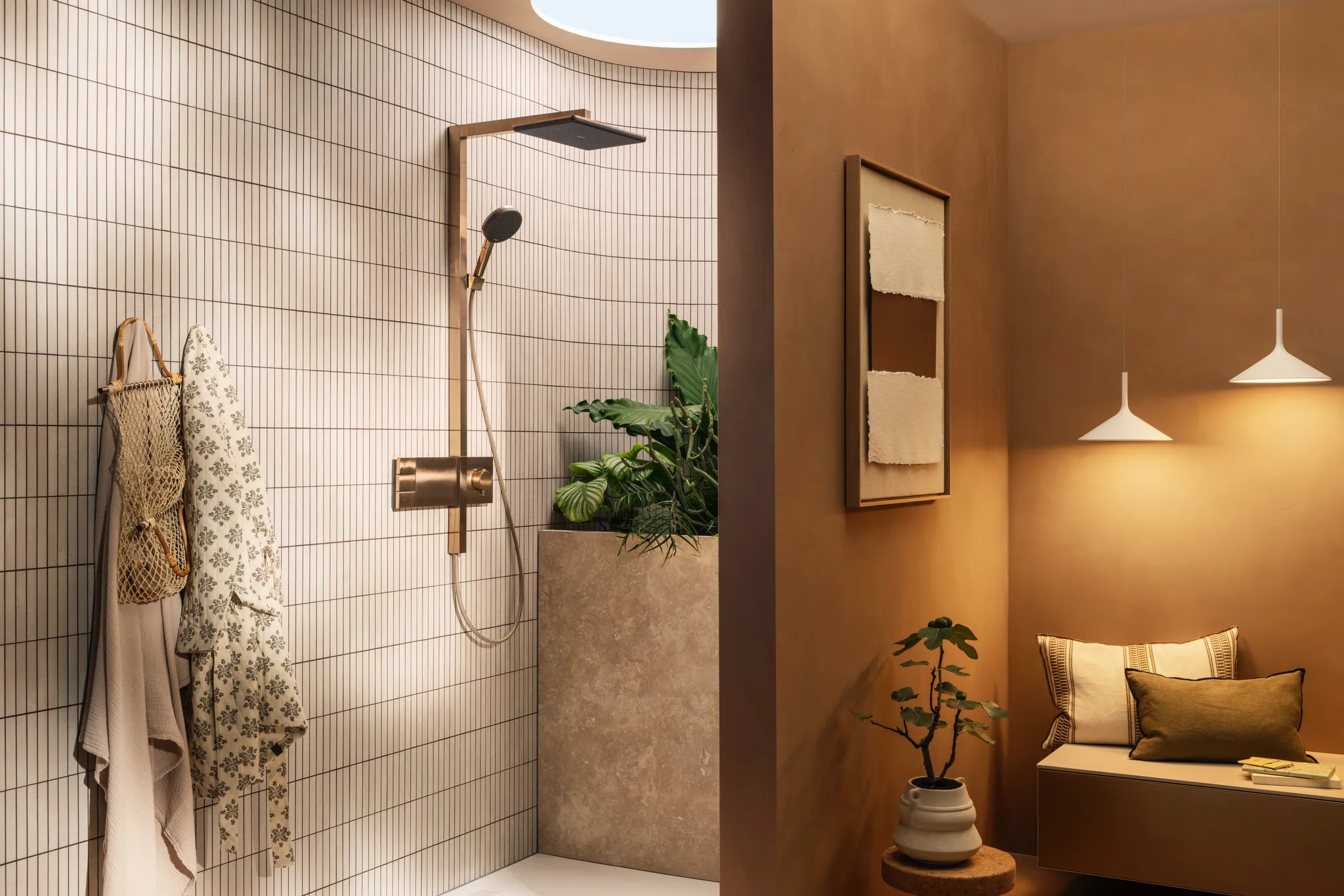 Hansgrohe Showerpipe Raindance Alive Q, 210/340 2jet mit Thermostat BBR, Brushed Bronze, 214 x 343 mm Brausekopfgröße, Aufputzinstallation Hansgrohe Showerpipe Raindance Alive Q, 210/340 2jet mit Thermostat BBR, Brushed Bronze, 214 x 343 mm Brausekopfgröße, Aufputzinstallation