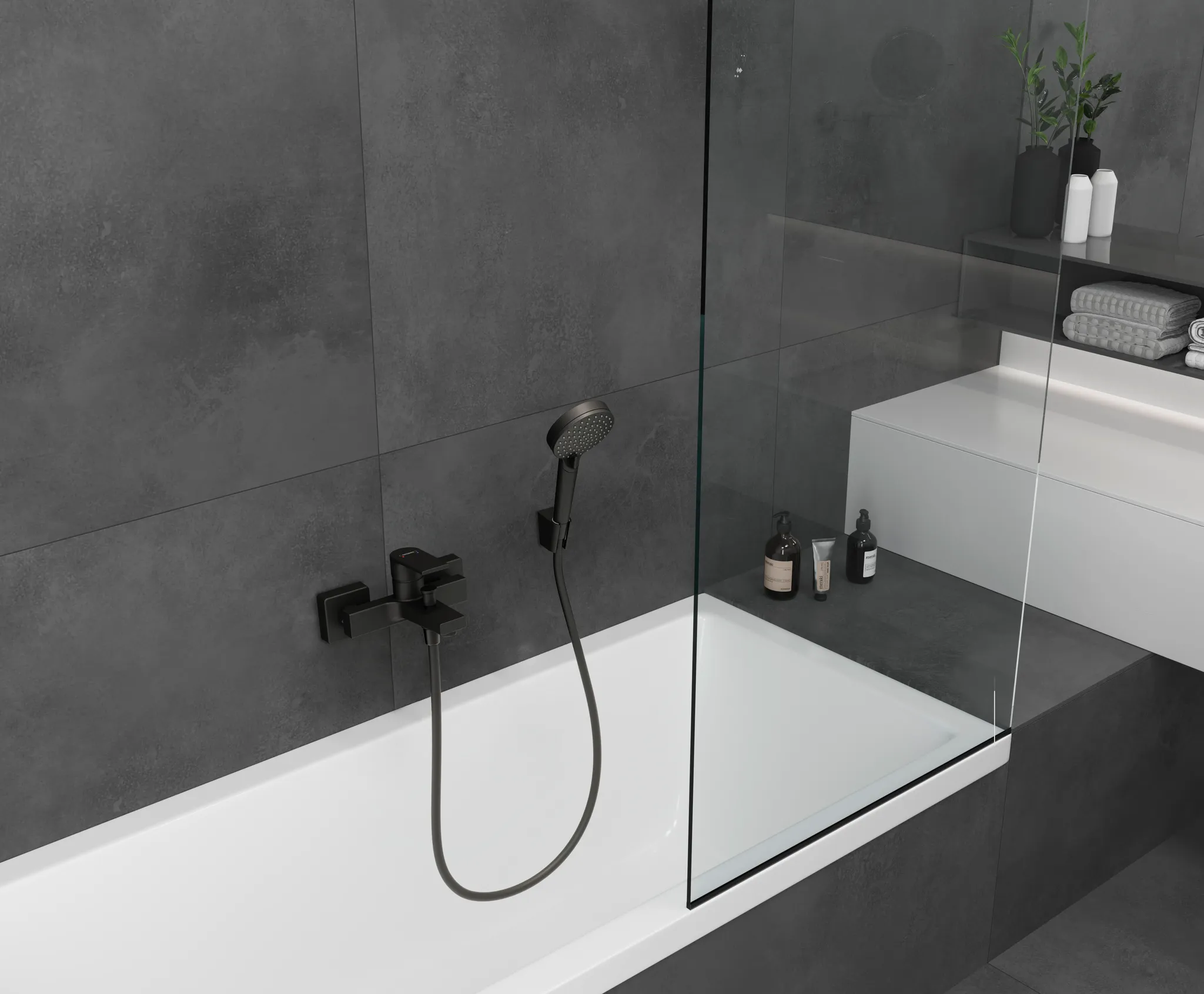 Hansgrohe Vernis Shape Einhebel-Wannenmischer Aufputz mattschwarz, Ausladung 166 mm, Stichmaß 150 ± 12 mm, Keramikmischsystem mit einstellbarer Temperaturbegrenzung und automatischem Umsteller