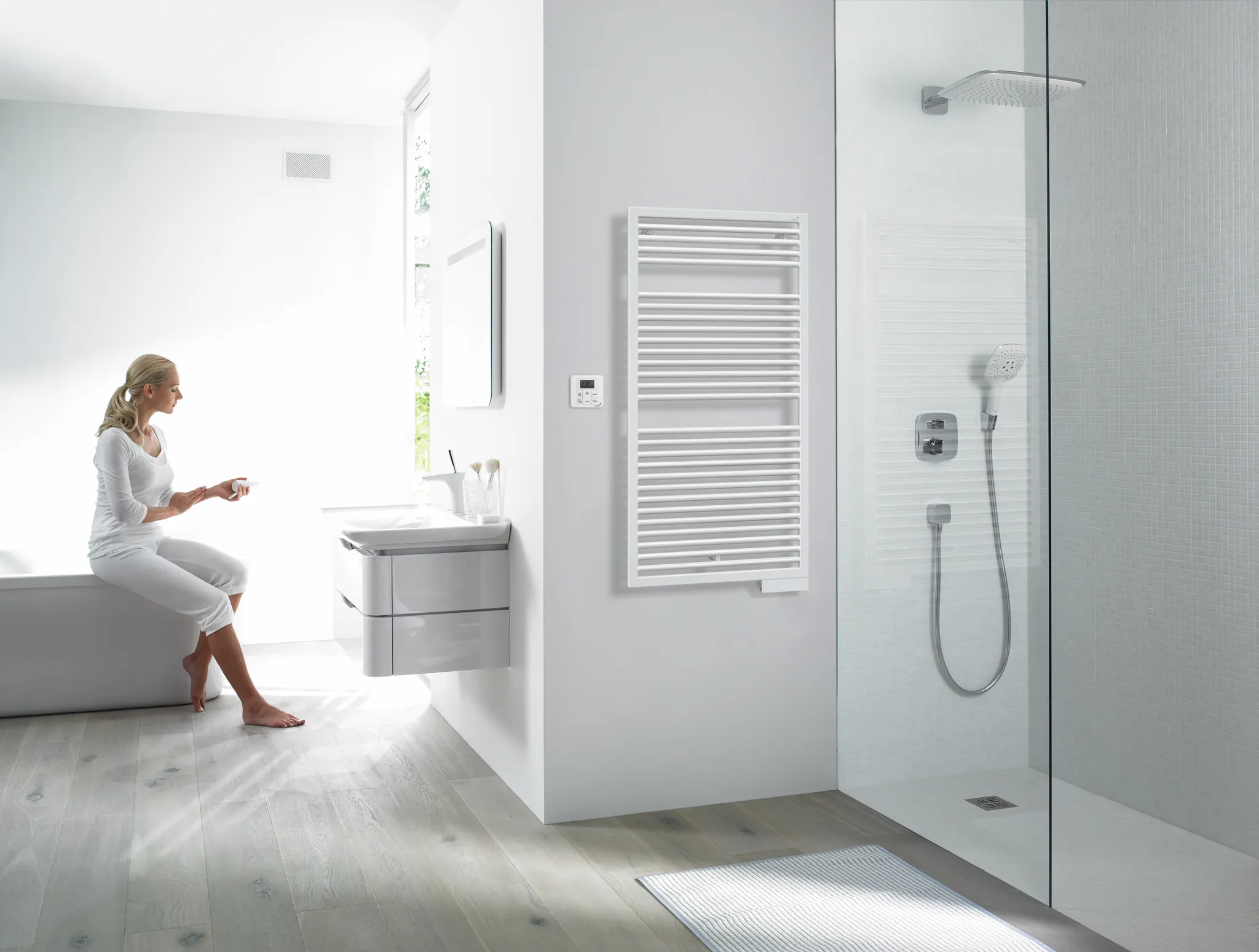 Zehnder Design-Elektroheizkörper „Universal“ 45 × 119,5 cm in Grey Aluminium (glänzend) Zehnder Design-Elektroheizkörper „Universal“ 45 × 119,5 cm in Grey Aluminium (glänzend)