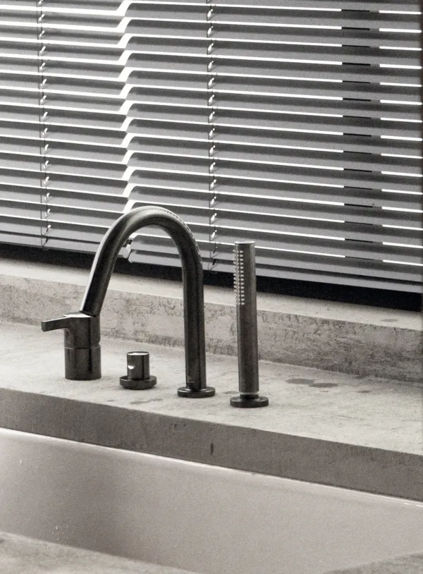 Ideal Standard Joy Armaturen JOY Atelier Collections Joy Arm 4-Loch Wannenrandarmatur mit Auslauf Stab-Handbrause Umsteller Magnetic Grey