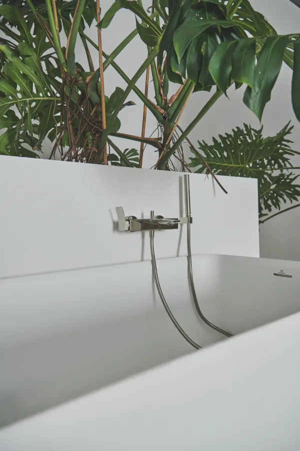 Badearmatur Aufputz Conca, mit Stab-Handbrause, Brauseschlauch und Wandhalter, Brushed Gold Badearmatur Aufputz Conca, mit Stab-Handbrause, Brauseschlauch und Wandhalter, Brushed Gold