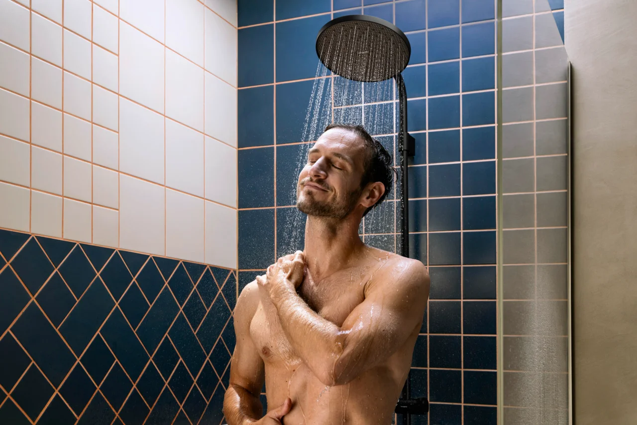 Hansgrohe Activera S Showerpipe 240 1jet EcoSmart mit Ecostat Fine MSW, Mattschwarz, 8 l/min Durchfluss, 344 mm Brausearmlänge, Aufputzinstallation
