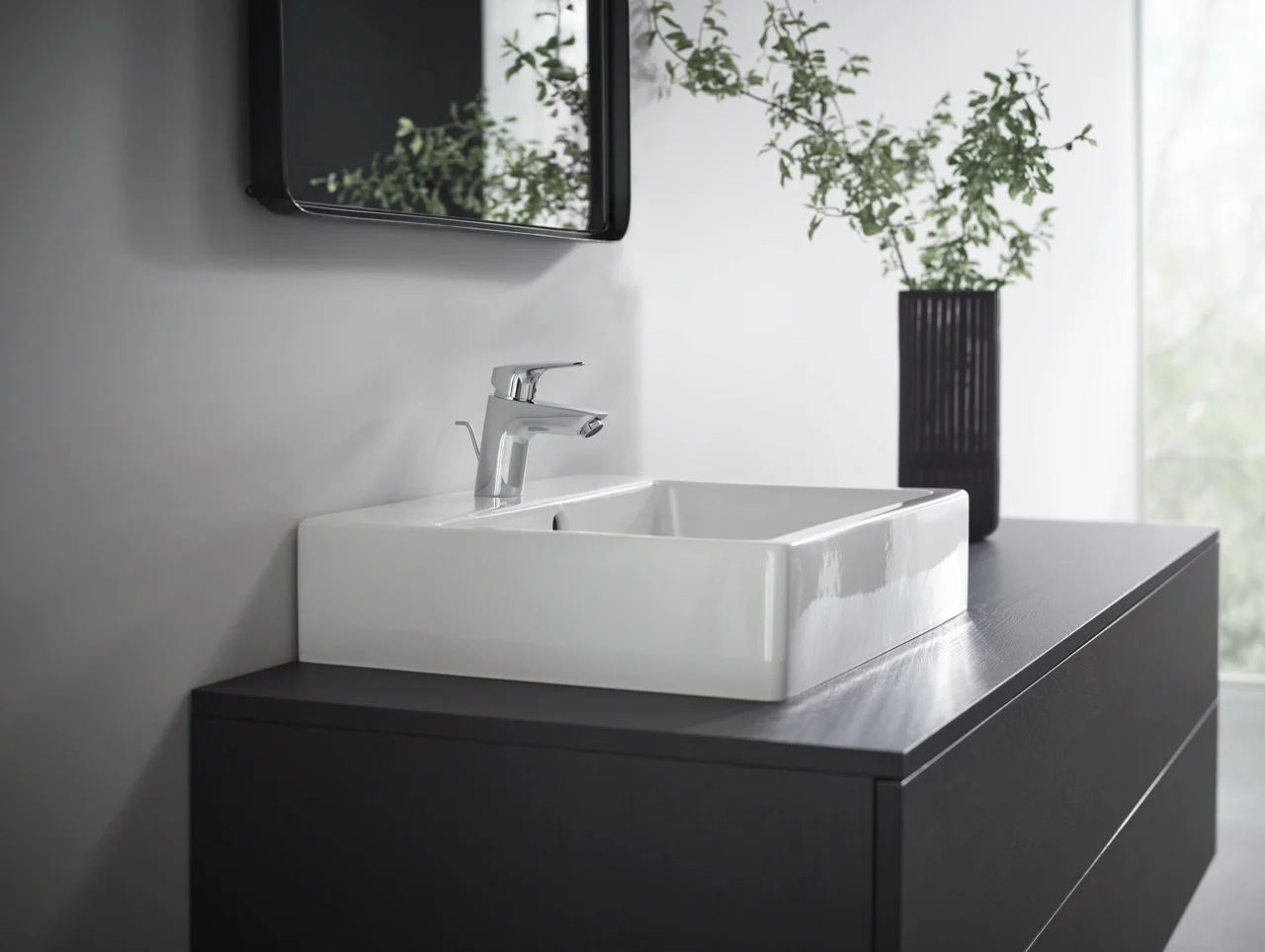 Hansgrohe Logis Einhebel-Waschtischmischer 70 chrom, Ausladung 107 mm, Auslaufhöhe 67 mm, Hebelgriff, Normalstrahl, max. Durchfluss 5 l/min, Keramikmischsystem, einstellbare Temperaturbegrenzung, für Durchlauferhitzer geeignet