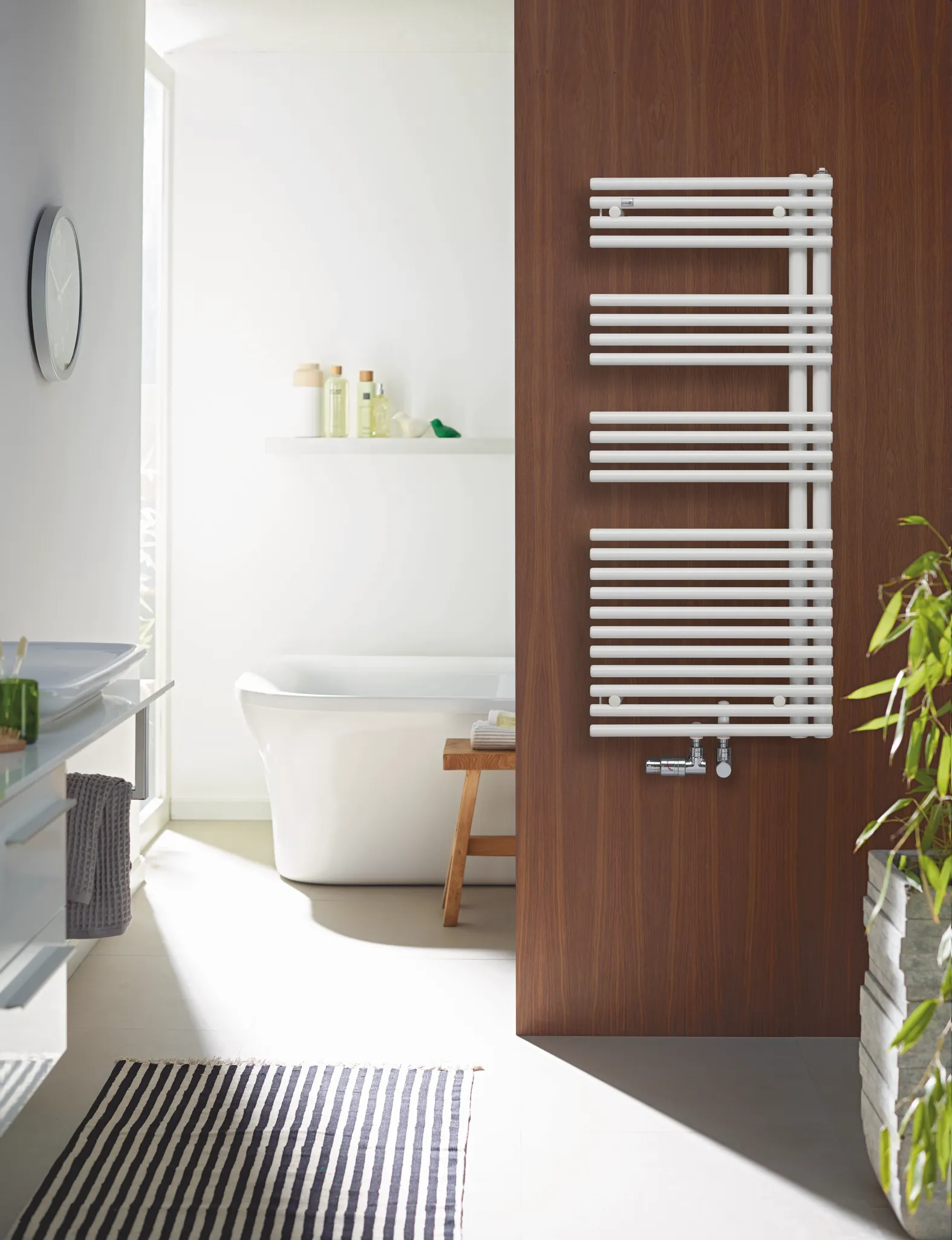 Zehnder Design-Heizkörper „Forma Asym“ für Warmwasser-Zentralheizung oder gemischten Betrieb mit 50 mm-Mittelanschluss 59,6 × 168,1 cm in Brown Quartz