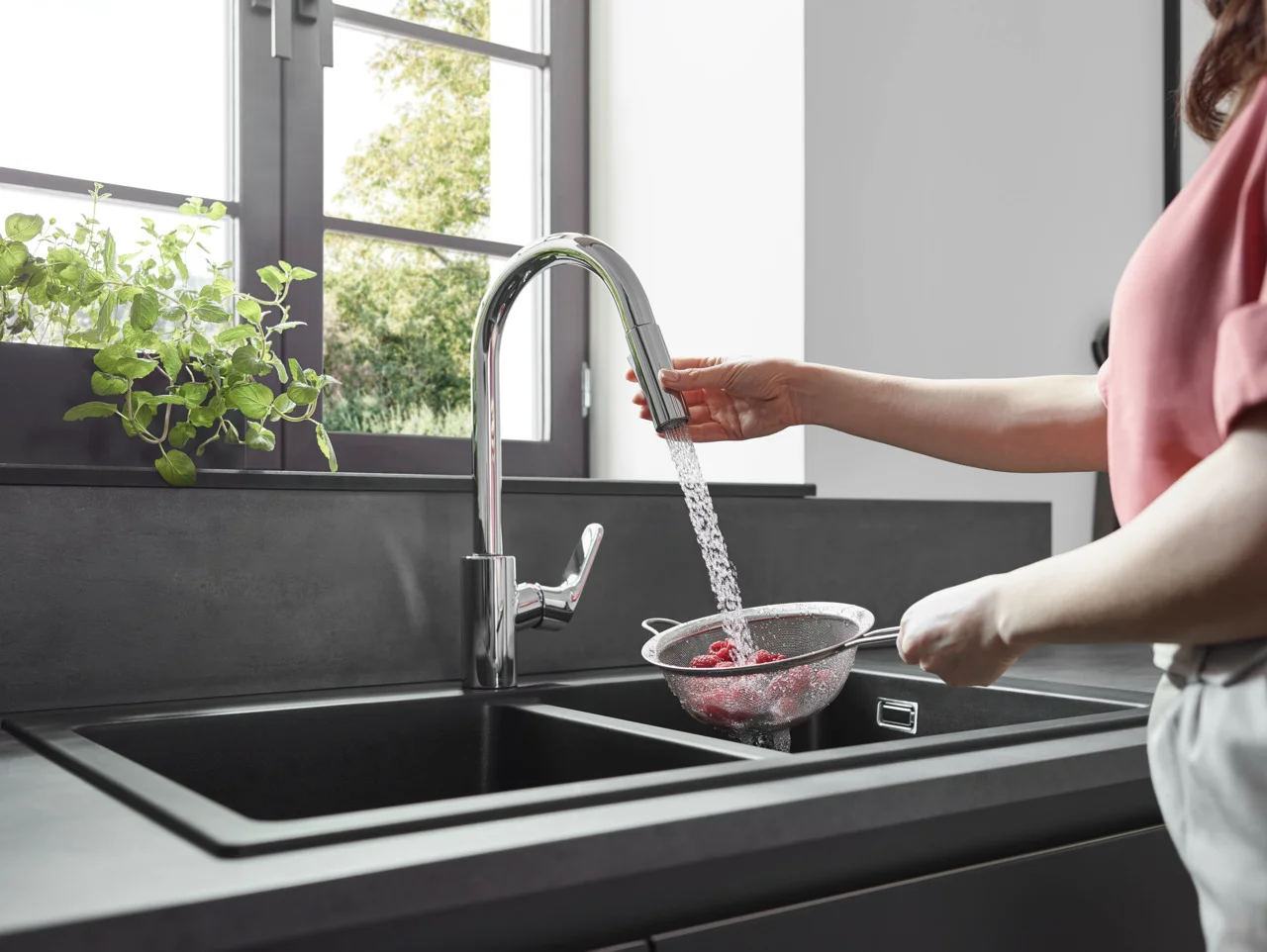 Hansgrohe Focus M41 Eco Einhebel-Küchenmischer mit Ausziehbrause 2jet in Chrom, ComfortZone 240, Schwenkbereich einstellbar auf 110° oder 150°, Laminarstrahl und Brausestrahl arretierbar, MagFit magnetische Brausehalterung, Quick-Connect Schlauch, max. D