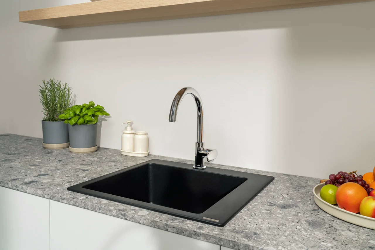 Hansgrohe Vernis Blend M35 Einhebel-Küchenmischer 210, Chrom, Schwenkbereich einstellbar in 2 Stufen auf 120° oder 360°, Normalstrahl, maximale Durchflussmenge bei 3 bar: 11,1 l/min, Keramikmischsystem, für Durchlauferhitzer geeignet