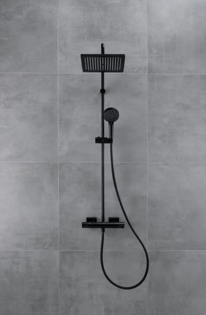 Hansgrohe Vernis Shape Showerpipe 240 1jet mit Thermostat, mattschwarz, 240 x 240 mm, Aufputzinstallation
