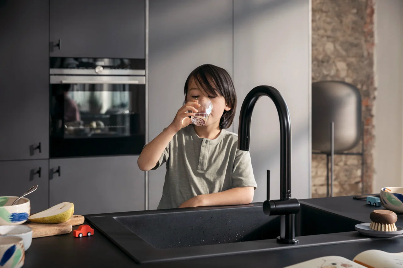 Hansgrohe Aqittura M91 SodaSystem 210 Auszieharm mit Laminarstrahl, Mattschwarz, Hahnlochbohrung 35 mm, max. Auszugslänge 76 cm