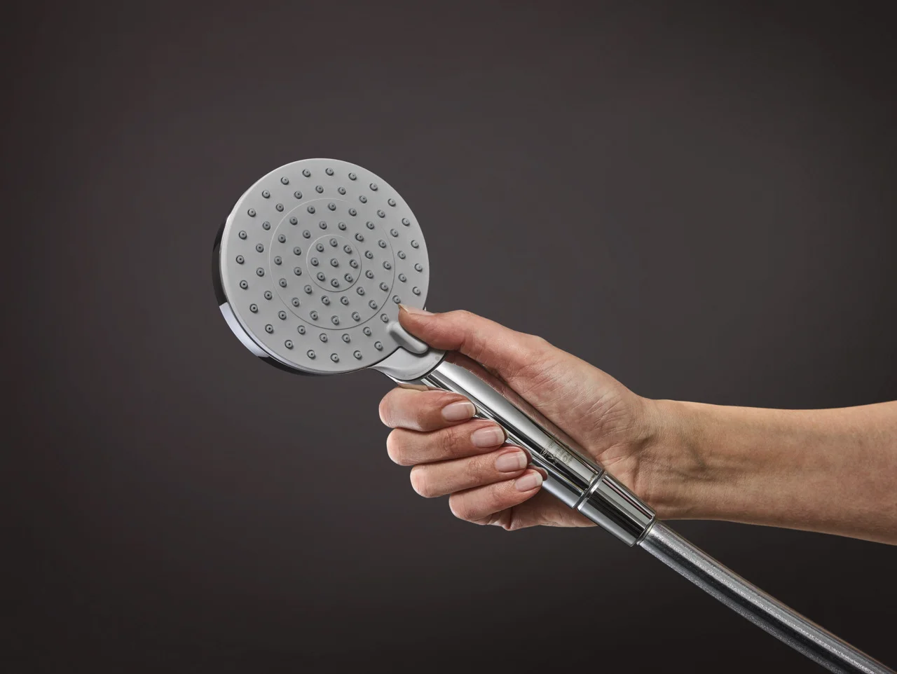 Hansgrohe Vernis Blend Handbrause Vario EcoSmart+ in Chrom, 100 mm Brausekopfgröße, Rain und IntenseRain Strahlarten, QuickClean Technologie Hansgrohe Vernis Blend Handbrause Vario EcoSmart+ in Chrom, 100 mm Brausekopfgröße, Rain und IntenseRain Strahlarten, QuickClean Technologie