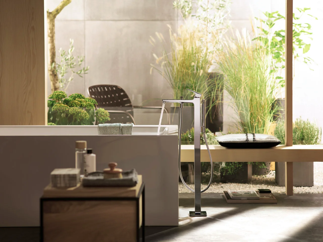 Hansgrohe Metropol Einhebel-Wannenmischer bodenstehend, Chrom, Ausladung 235 mm Hansgrohe Metropol Einhebel-Wannenmischer bodenstehend, Chrom, Ausladung 235 mm