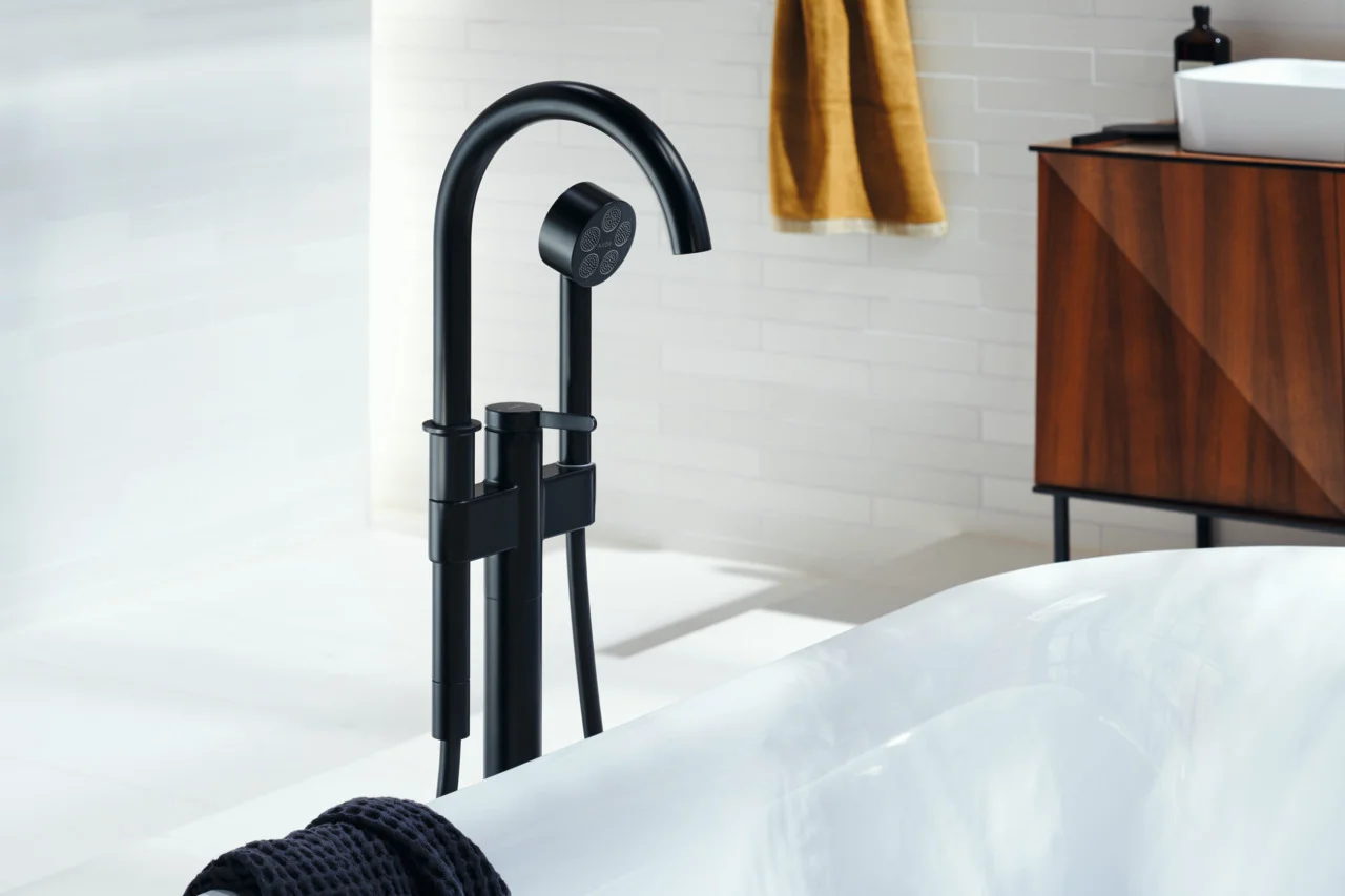 Hansgrohe AXOR One Wannenmischer bodenstehend mattschwarz, Ausladung 220 mm, Keramikmischsystem, PowderRain Handbrause