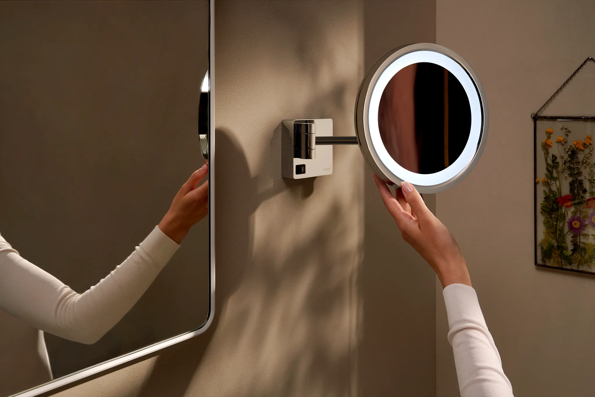 Hansgrohe AddStoris Rasierspiegel mit LED-Licht, Chrom, neigbar und schwenkbar, 3-fach Vergrößerung, Wandmontage