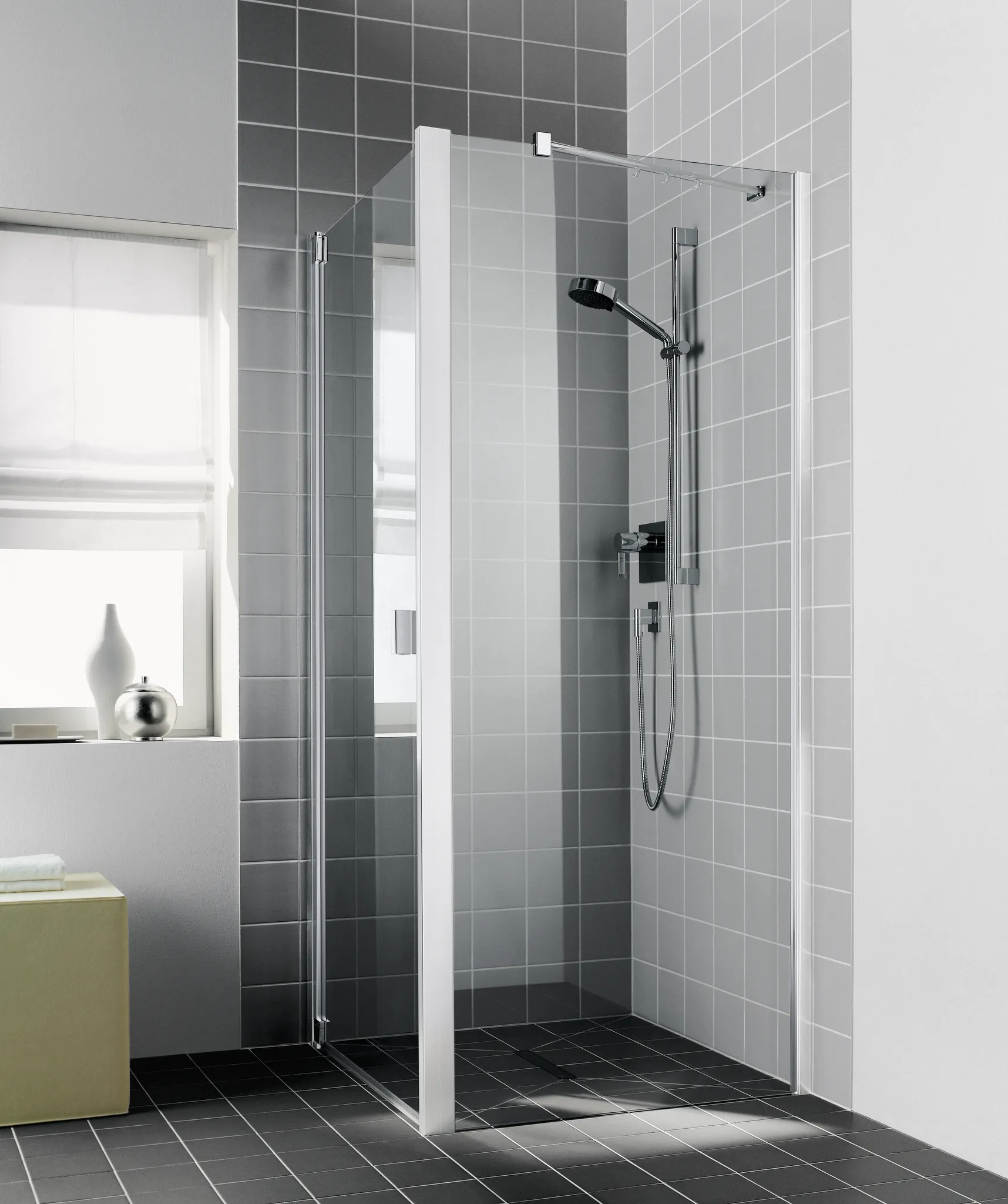 Kermi Seitenwand für Ecke „RAYA“ Glas Klar, Profile Silber Mattglanz, BV: 725 - 745 mm GAK: 710 - 720 mm WE: 735 - 755 mm H: 1850 mm Breitenverstellmaß: 725 - 745 mm / Glas: Klar / Glasaußenkante: 710 - 720 mm / Höhe: 185 cm / Oberflächenveredelung: ohne KermiCLEAN / Profile: Silber Mattglanz / Wanneneinbaumaß: 735 - 755 mm