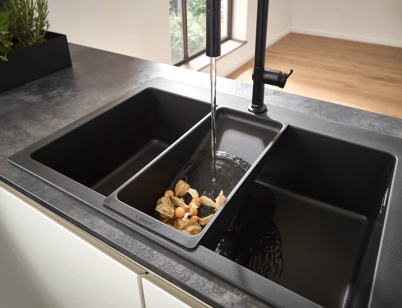 Hansgrohe Multifunktionssieb F14, Mattschwarz, passend für SilicaTec- und Edelstahlspülen sowie Küchenspülen mit Beckentiefe 400–406 mm Hansgrohe Multifunktionssieb F14, Mattschwarz, passend für SilicaTec- und Edelstahlspülen sowie Küchenspülen mit Beckentiefe 400–406 mm