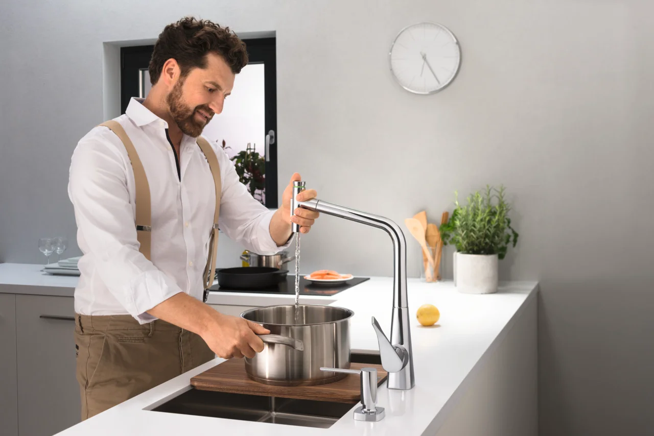 Hansgrohe Spülmittelspender A71 chrom, Ausladung 91 mm, Metall, korrosionsbeständiges Auslaufrohr, Flascheninhalt 500 ml, Dosiermenge 2 ml, für Einbau in Arbeitsplatten bis 55 mm, einfache Montage ohne Werkzeug