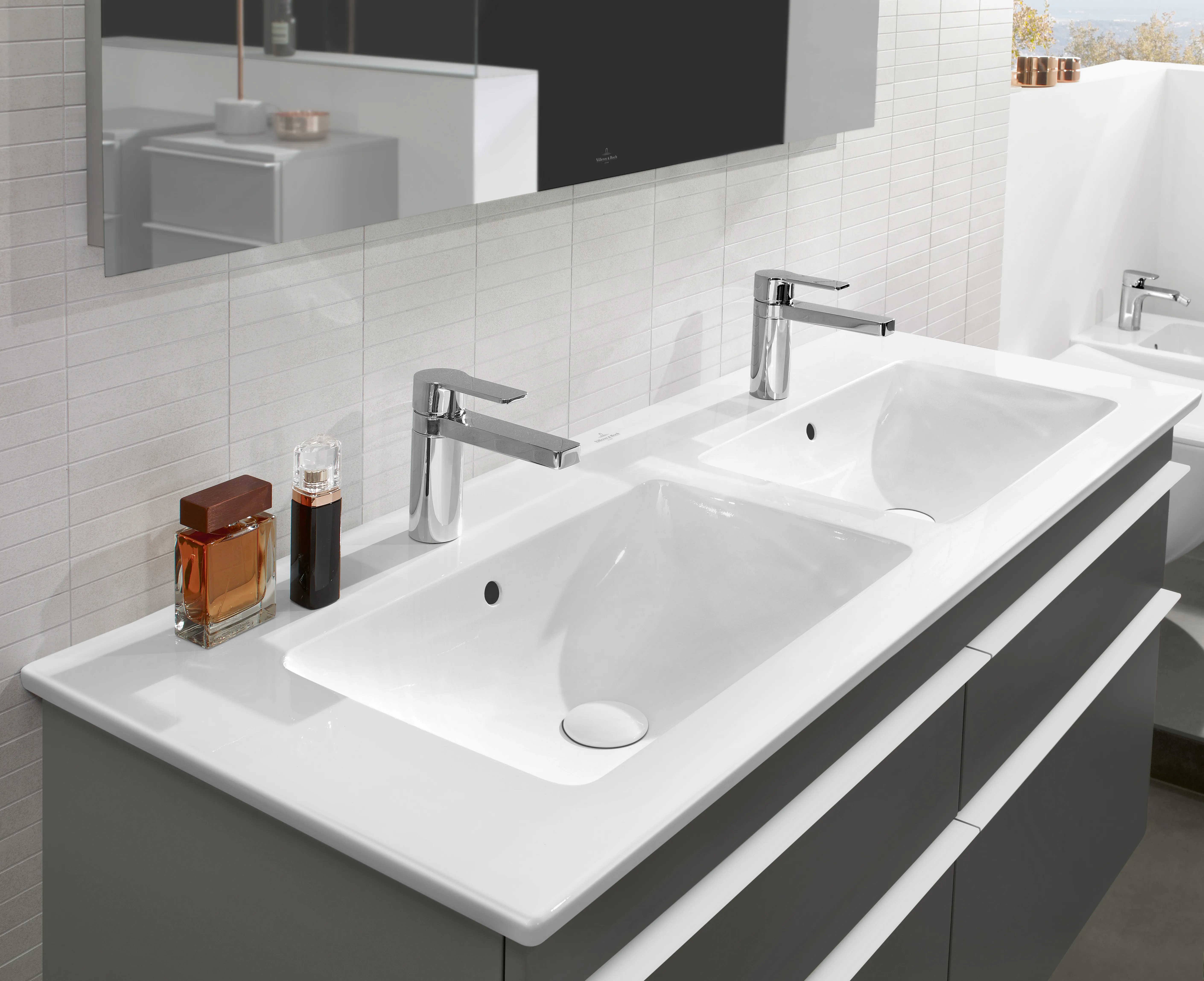 Villeroy & Boch Doppelwaschtisch „Venticello“ 1300 × 500 × 170 mm, für Becken mittig, mit Hahnlochbohrung, Hahnlochposition links und rechts in Weiß Alpin Villeroy & Boch Doppelwaschtisch „Venticello“ 1300 × 500 × 170 mm, für Becken mittig, mit Hahnlochbohrung, Hahnlochposition links und rechts in Weiß Alpin