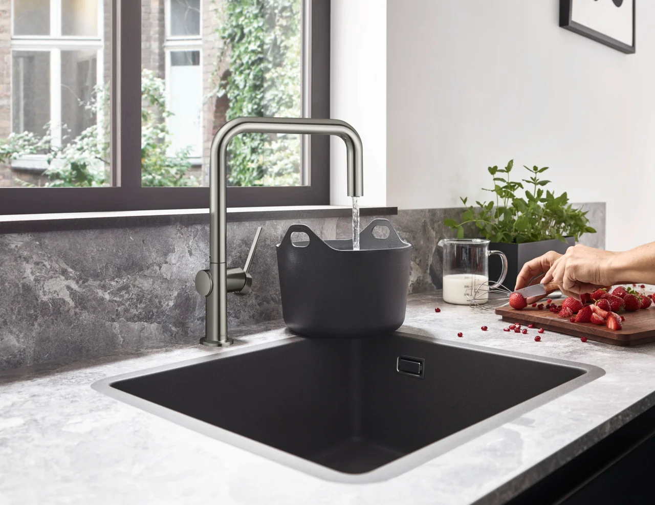 Hansgrohe S51 Unterbauspüle 450 mm, Steingrau – hochwertige SilicaTec-Spüle mit seitlichem Überlauf und 7 mm Wandstärke Hansgrohe S51 Unterbauspüle 450 mm, Steingrau – hochwertige SilicaTec-Spüle mit seitlichem Überlauf und 7 mm Wandstärke