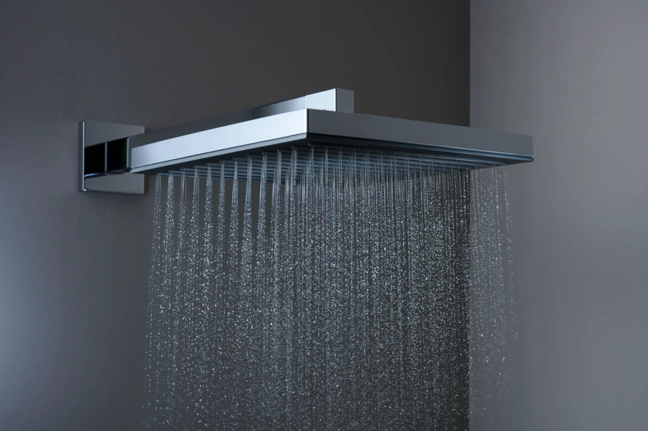 Hansgrohe Pulsify E Kopfbrause 260x260 mm, Chrom – PowderRain Strahlart, 11,7 l/min Durchfluss, Fast Drain ab 10° Schrägstellung