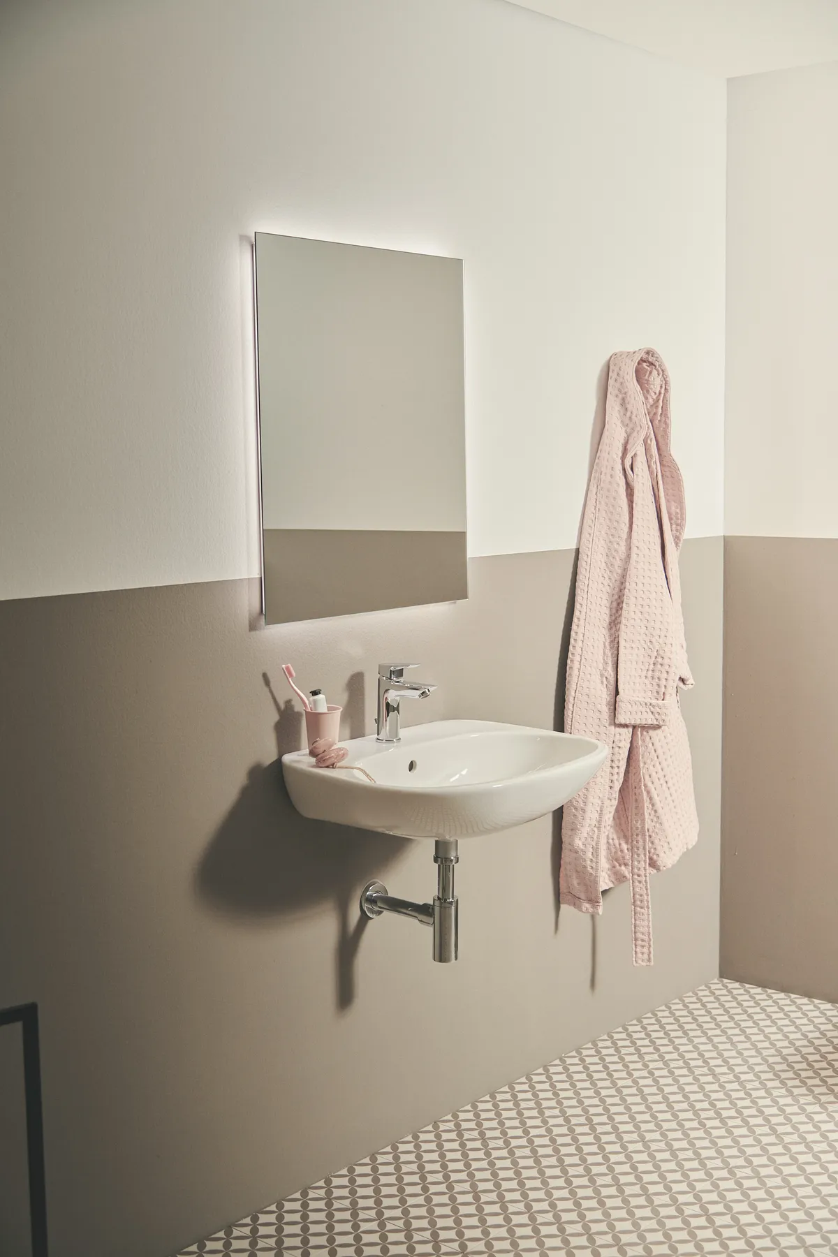 Waschtischarmatur Tesi, BlueStart, 5 l/min., mit Ablaufgarnitur, Ausladung 93mm, Chrom Waschtischarmatur Tesi, BlueStart, 5 l/min., mit Ablaufgarnitur, Ausladung 93mm, Chrom