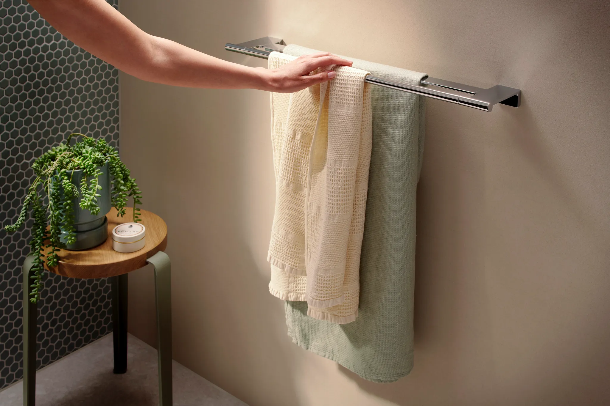 Hansgrohe AddStoris S Doppelbadetuchhalter in Chrom, 661 mm Länge, verdeckte Befestigung