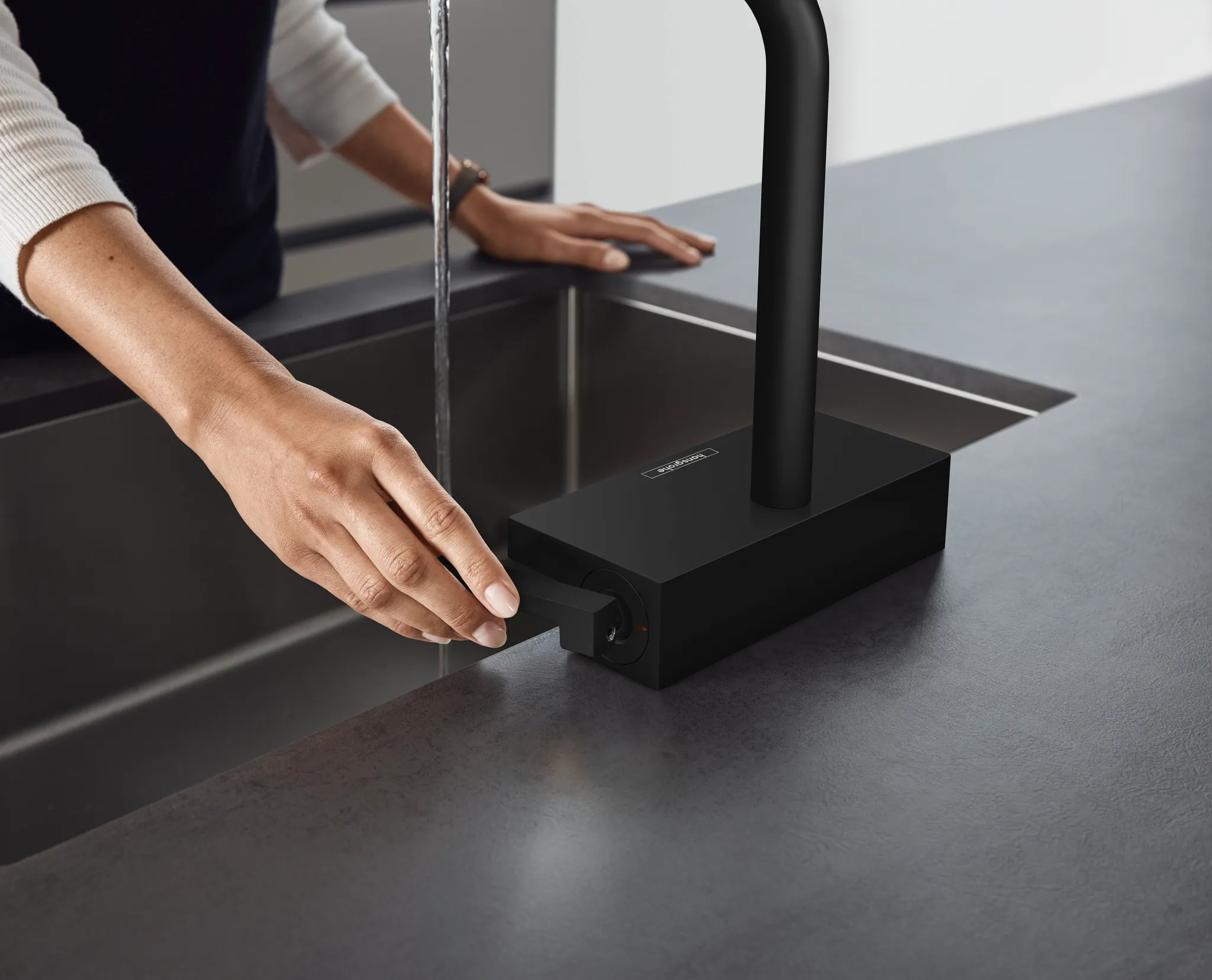 Hansgrohe Aquno Select M81 Einhebel-Küchenmischer 250, Ausziehauslauf, 2jet, sBox, Mattschwarz Hansgrohe Aquno Select M81 Einhebel-Küchenmischer 250, Ausziehauslauf, 2jet, sBox, Mattschwarz