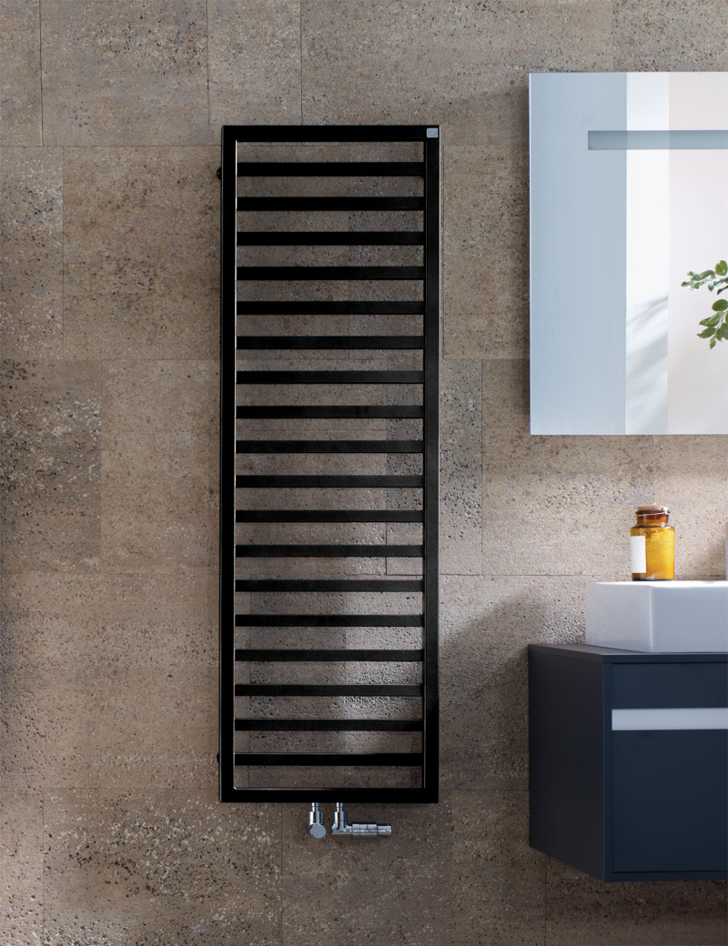 Zehnder Design-Heizkörper „Quaro“ für Warmwasser-Zentralheizung oder gemischten Betrieb mit 50 mm-Mittelanschluss 30 × 183,5 cm in Jet Black (RAL 9005, glänzend)