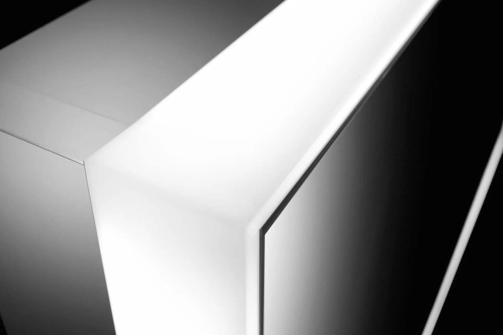 Schneider Spiegelschrank PLU1 50/1/HCL/R – Schwarz Matt mit verspiegelter Rückwand, LED-Beleuchtung (2000–6500 K), Aluminiumkorpus, Auf-/Unterputzmontage Schneider Spiegelschrank PLU1 50/1/HCL/R – Schwarz Matt mit verspiegelter Rückwand, LED-Beleuchtung (2000–6500 K), Aluminiumkorpus, Auf-/Unterputzmontage