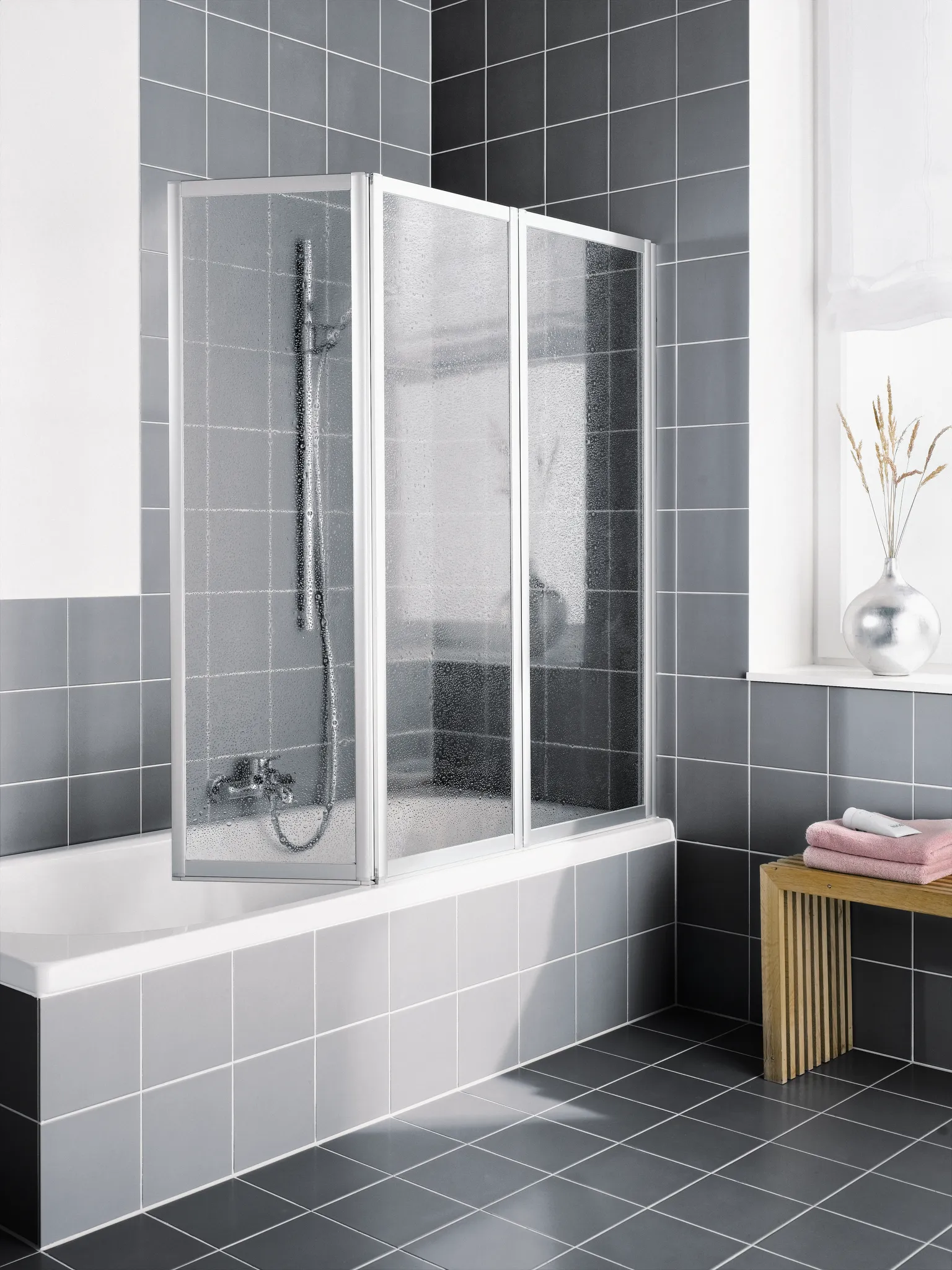 Kermi Duschdesign Badewannenabtrennung Faltwand 3-flügelig auf Badewanne „VARIO 2000“, Falttür Glas Kerolan Perl, Profile Silber Mattglanz, BV: 1011 - 1027 mm H: 1400 mm