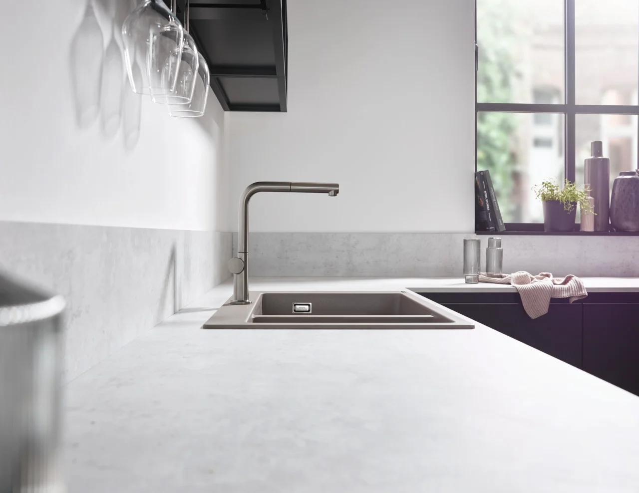 Hansgrohe Einbauspüle S51 Serie, Betongrau, 750 x 490 mm Ausschnitt, Aufbau, 80 cm Unterschrank, 1 Hauptbecken + 1 Zusatzbecken Hansgrohe Einbauspüle S51 Serie, Betongrau, 750 x 490 mm Ausschnitt, Aufbau, 80 cm Unterschrank, 1 Hauptbecken + 1 Zusatzbecken