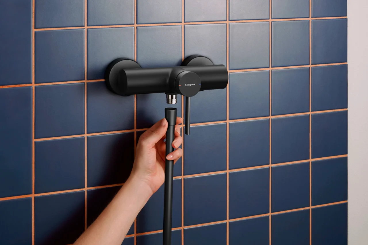 Hansgrohe Zesis S Einhebel-Brausemischer Aufputz mattschwarz, Stichmaß 150 ± 12 mm, max. Durchflussmenge 12 l/min bei 3 bar, Keramikmischsystem, Temperaturbegrenzung einstellbar, Rückflussverhinderer, Schalldämpfer, Anschluss DN15