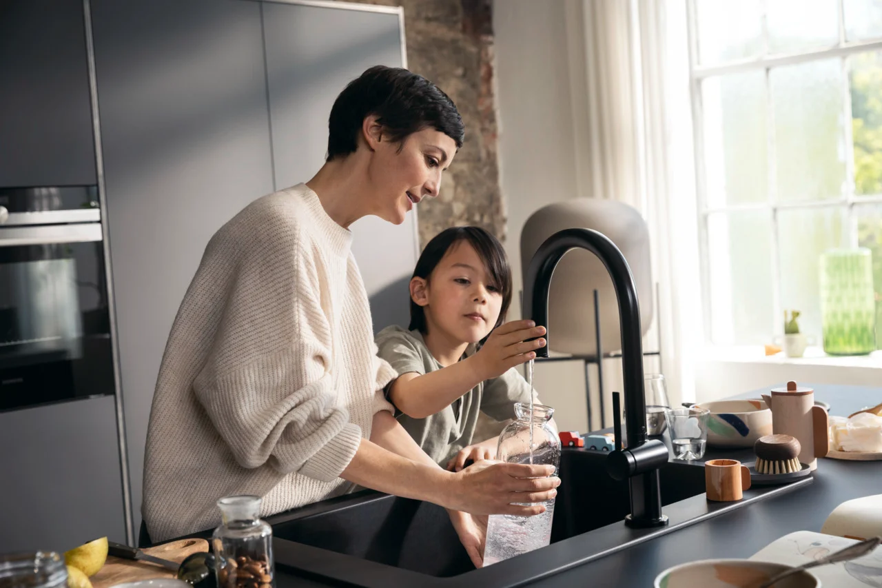 Hansgrohe Aqittura M91 SodaSystem 210 Auszieharm mit Laminarstrahl, Mattschwarz, Hahnlochbohrung 35 mm, max. Auszugslänge 76 cm