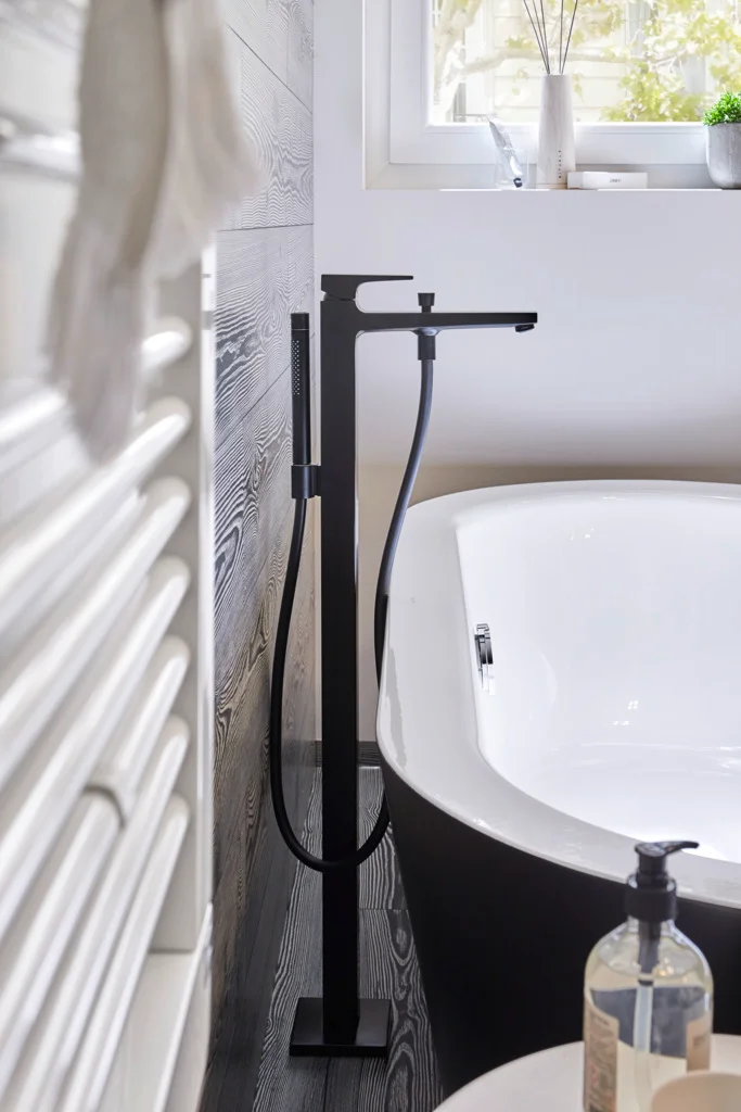 Hansgrohe Metropol Einhebel-Wannenmischer bodenstehend, mattschwarz, Ausladung 235 mm