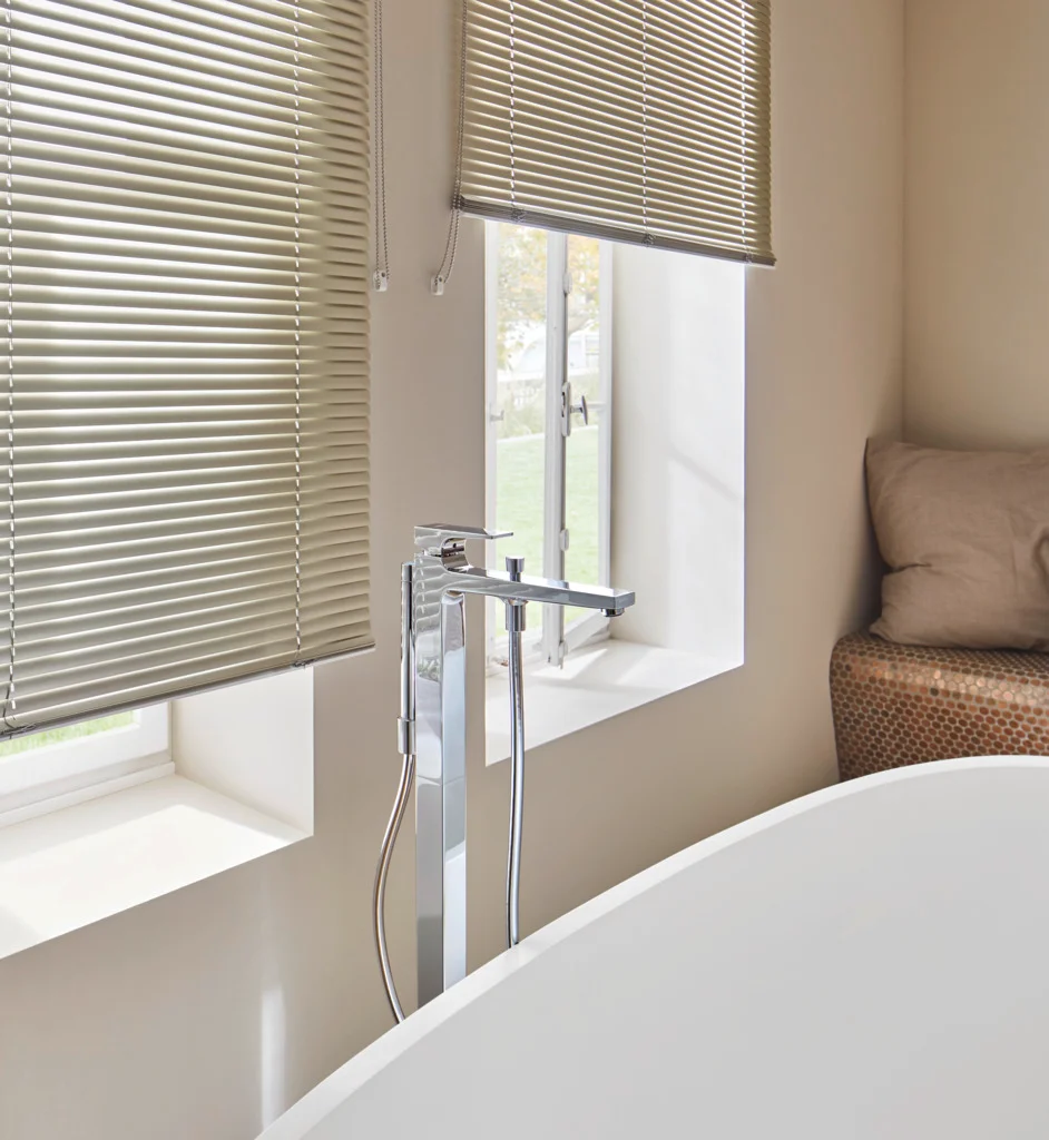 Hansgrohe Metropol Einhebel-Wannenmischer bodenstehend, Chrom, Ausladung 235 mm Hansgrohe Metropol Einhebel-Wannenmischer bodenstehend, Chrom, Ausladung 235 mm
