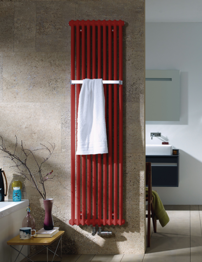 Zehnder Design-Heizkörper „Charleston Bar“ für Warmwasser-Zentralheizung mit 50 mm-Mittelanschluss dreilagig 48,5 × 150 cm in Ruby Red (RAL 3003, glänzend) Zehnder Design-Heizkörper „Charleston Bar“ für Warmwasser-Zentralheizung mit 50 mm-Mittelanschluss dreilagig 48,5 × 150 cm in Ruby Red (RAL 3003, glänzend)