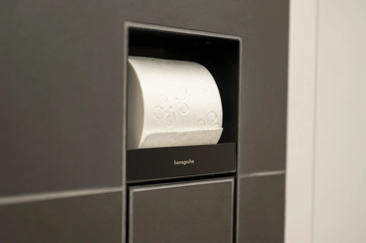 Hansgrohe XtraStoris Rock Einbau Toilettenbürstenhalter mit befliesbarer Tür, mattschwarz, 140 mm Einbautiefe
